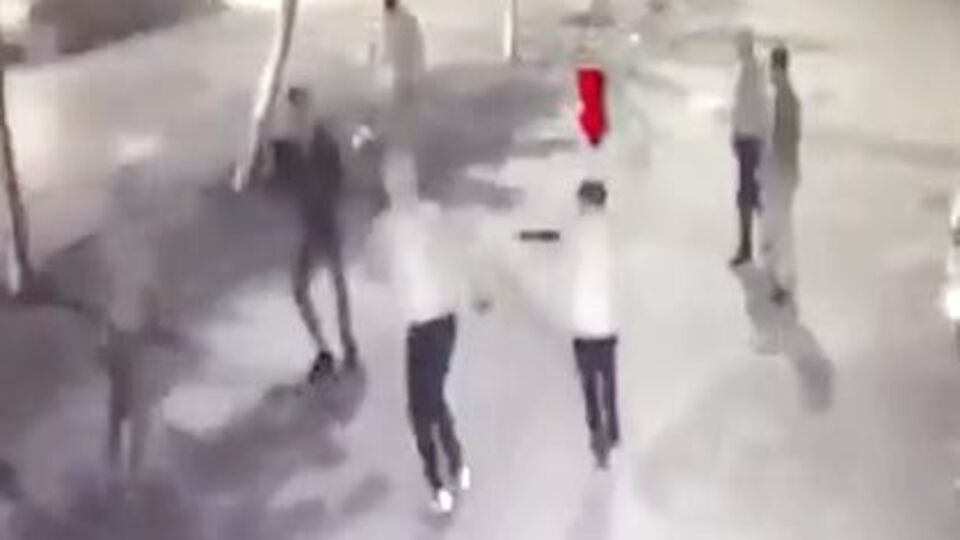 Telefonunu alamadıkları genci önce dövüp sonra tüfekle vurdular