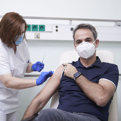 Yunanistan'da olay yaratan aşı fotoğrafı!