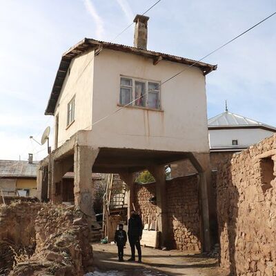 Komşuların anlaşmazlığı bunu da yaptırdı! 'Yolgeçen hanı'