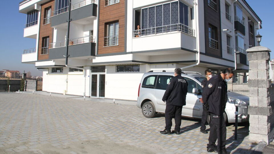 Karantinada olduğu evinde ölü bulundu