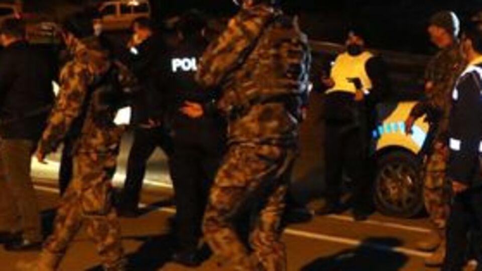 Polisi darbederek kaçtılar: 2 zanlıdan 1'i yakalandı