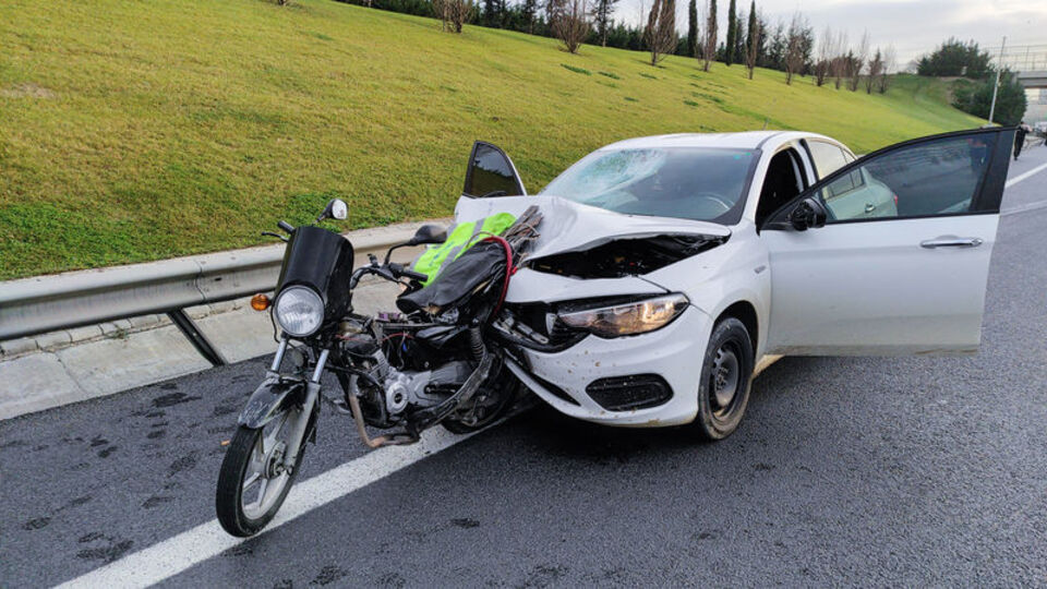 Feci son! Otomobilin önüne saplandı