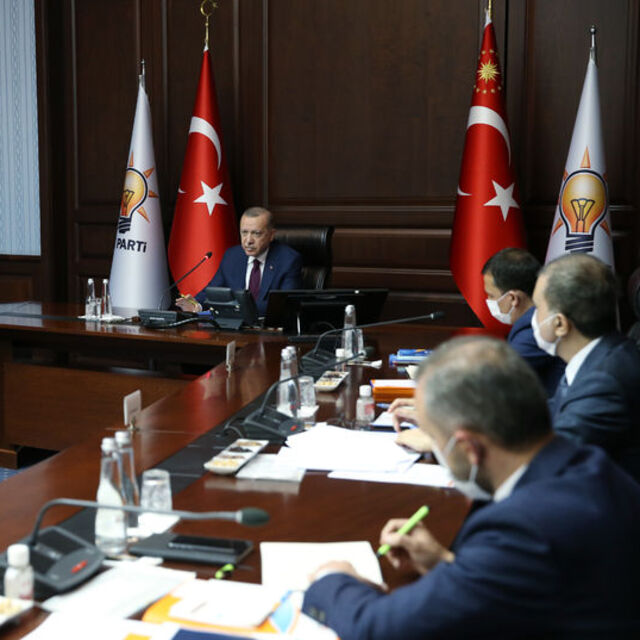 AK Parti 'reform' gündemiyle toplanıyor