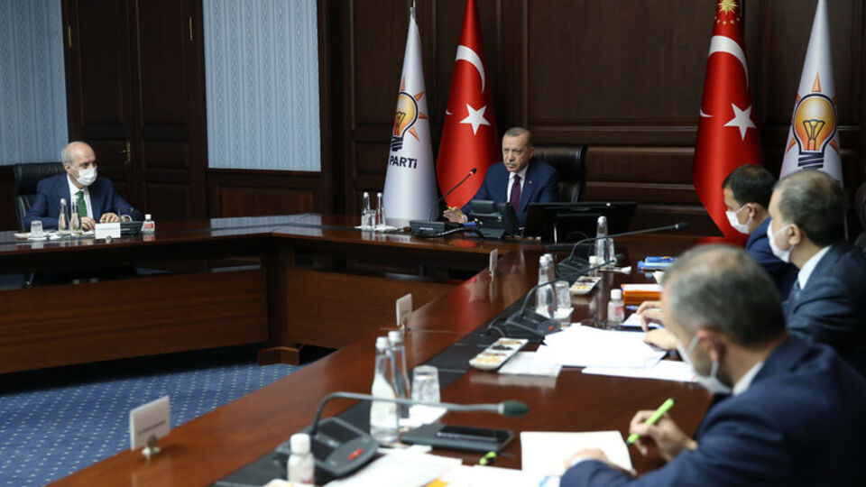 AK Parti 'reform' gündemiyle toplanıyor