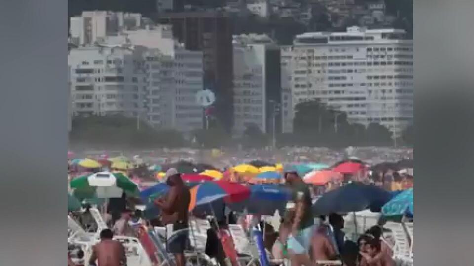 Virüsü hiçe saydılar plajları doldurdular!