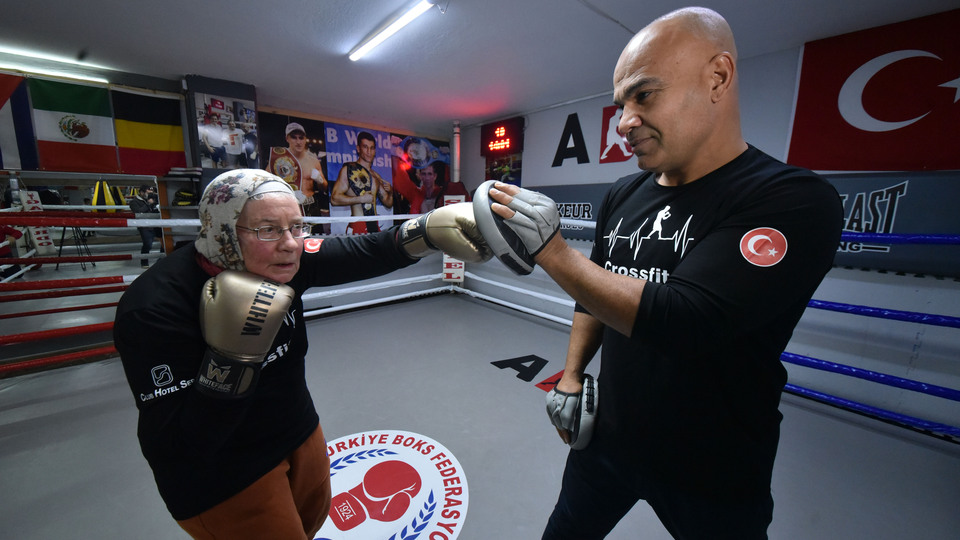 75 yaşındaki Naciye teyzenin boks enerjisi