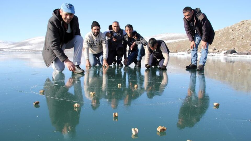 Buz üstünde 'aşık' attılar