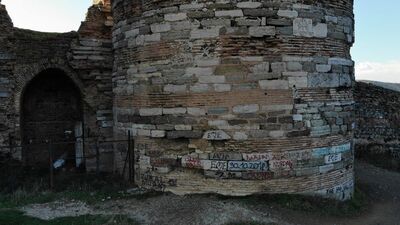 Tarihi kalede vandallık!