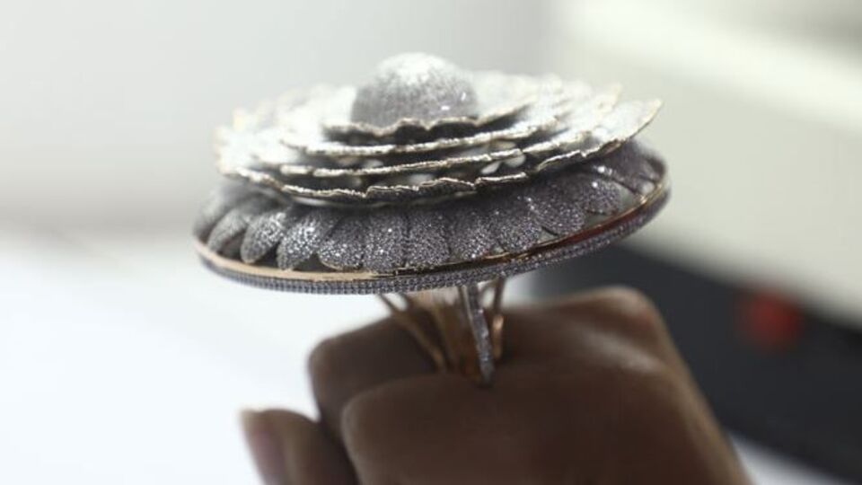 Üzerinde 12 bin 638 elmas bulunuyor... Rekor kırdı!