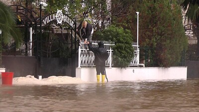 Antalya'yı sağanak yağış vurdu!
