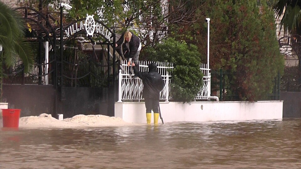 Antalya'yı sağanak yağış vurdu!