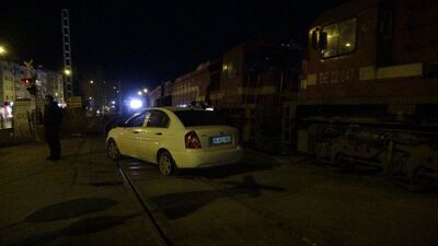 Hemzemin geçitte tren ile çarpıştı