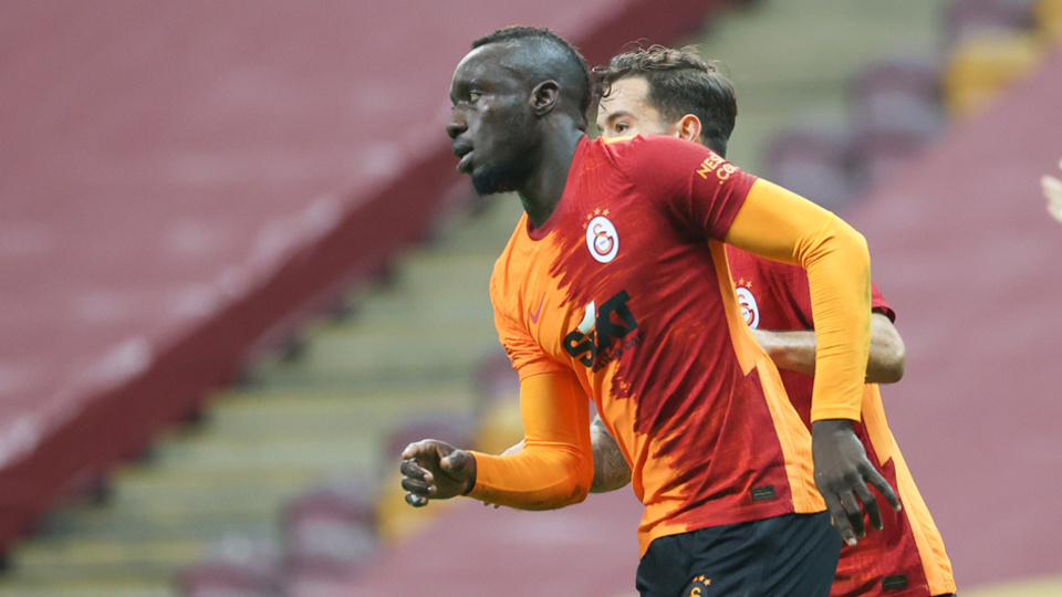 Transfer iddialarına güldü!