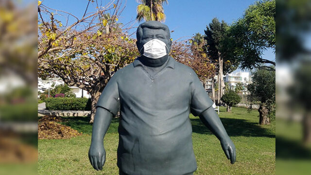 Özal'ın heykeline maske takılmasına tepki