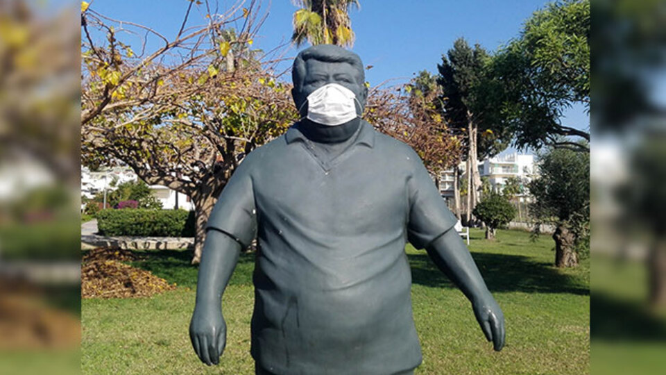 Özal'ın heykeline maske takılmasına tepki