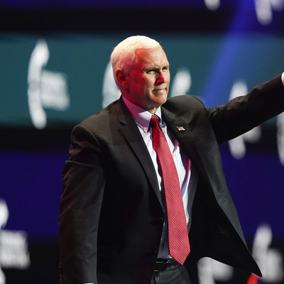 Pence de Trump'a sırtını döndü