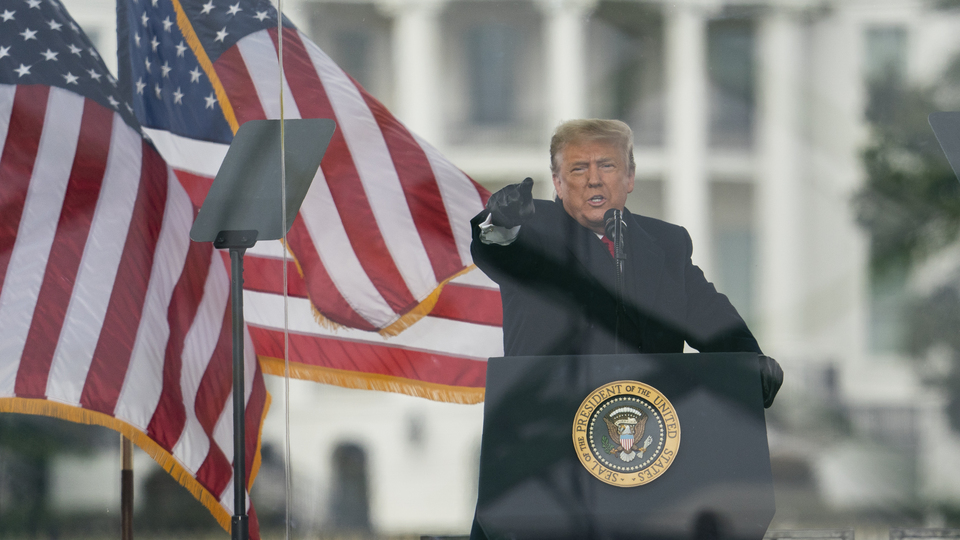 Trump'tan Pence'in üst düzey danışmanına yasak!