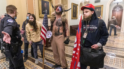 Boynuzlu 'şaman': ABD'de Senato baskınına öncülük eden kişinin kimliği ortaya çıktı!