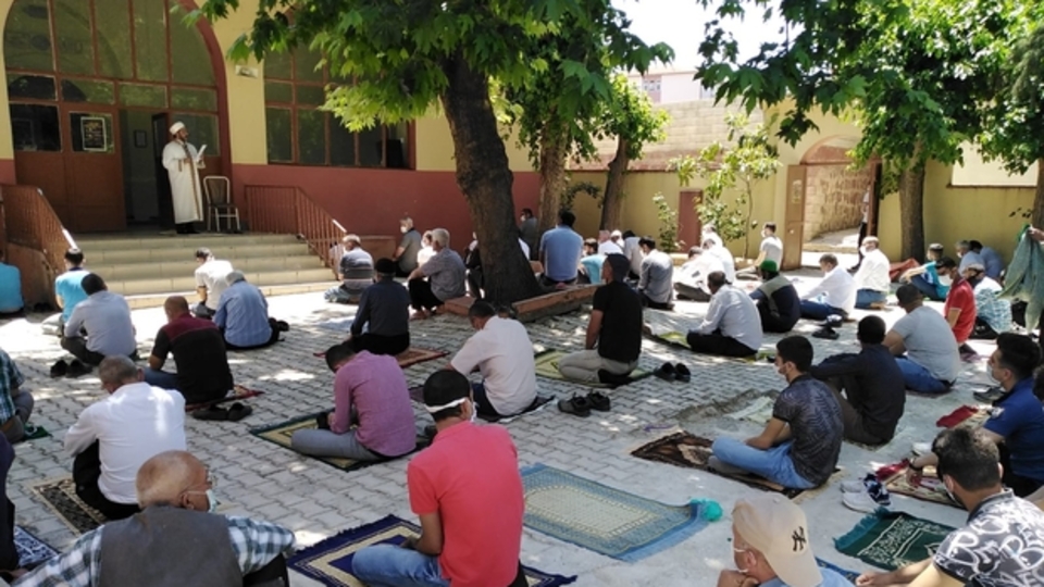 65 yaş üstü ve 20 yaş altı cumaya gidebilir mi?