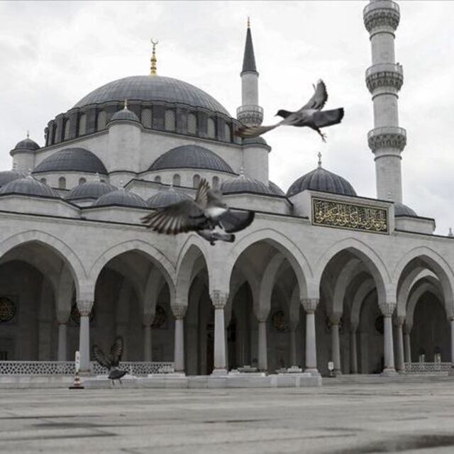 Diyanet açıkladı: Camiler açık mı, cuma namazı kılınacak mı?