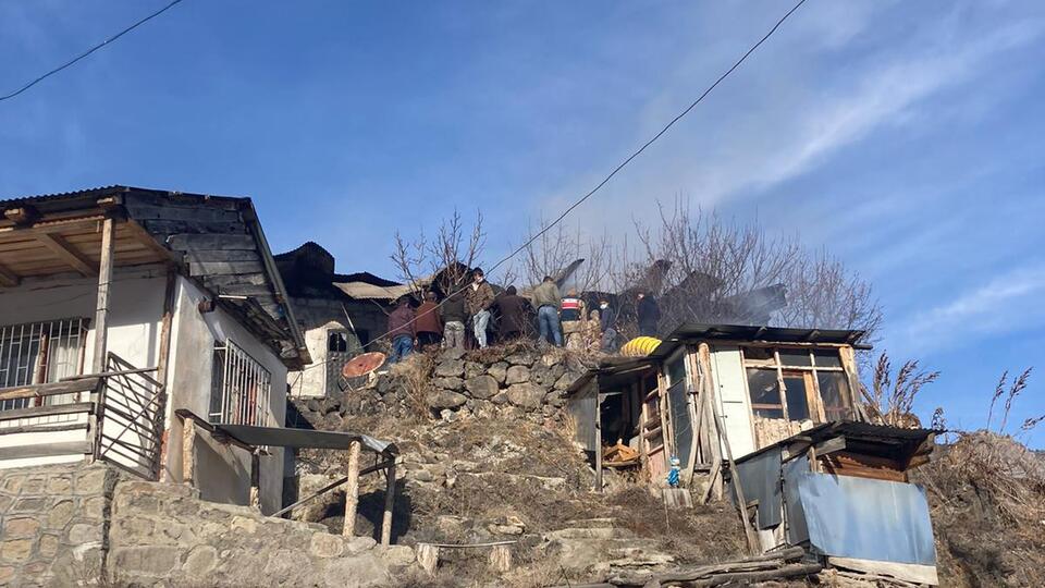 Komşuları demir kapıyı açamayınca hayatını kaybetti