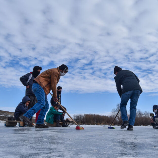 Köylülerin temizlik fırçasıyla 'curling' keyfi