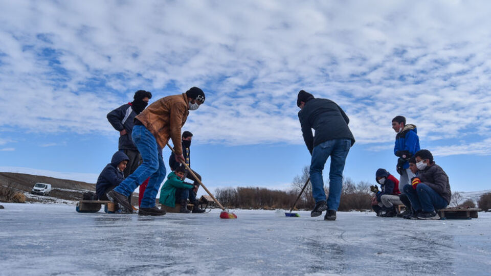 Köylülerin temizlik fırçasıyla 'curling' keyfi