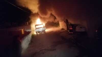 Evinde kurşun yağdırıp araçlarını yaktılar!