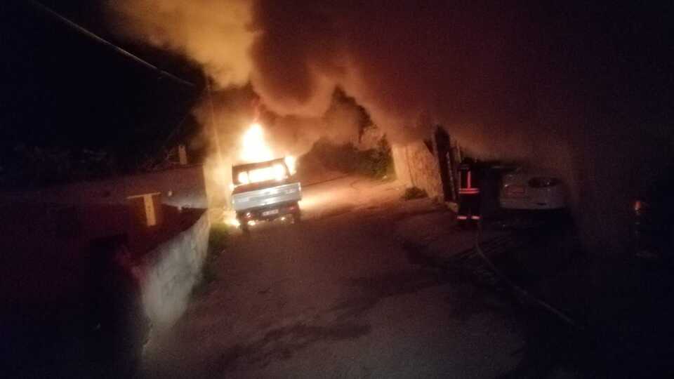 Evinde kurşun yağdırıp araçlarını yaktılar!