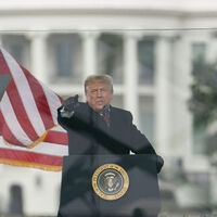 Trump'ın Twitter hesabı askıya alındı!