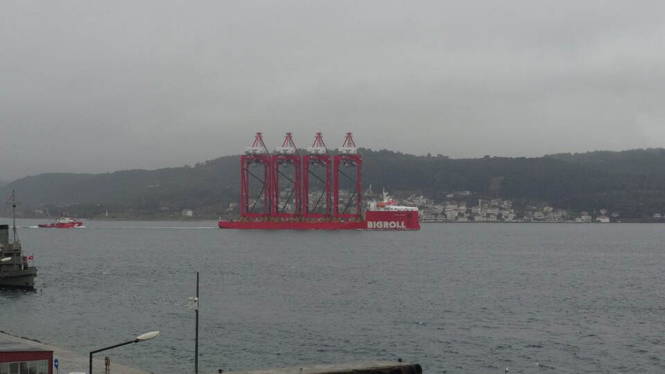 173 metrelik dev Çanakkale'den geçti