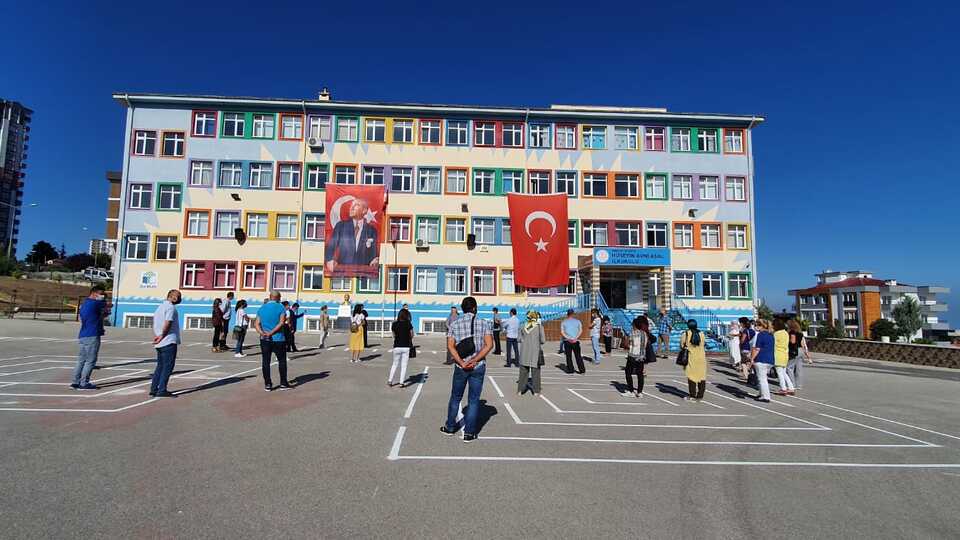 MEB: Yarın tüm okullarda bayrak töreni yapılacak