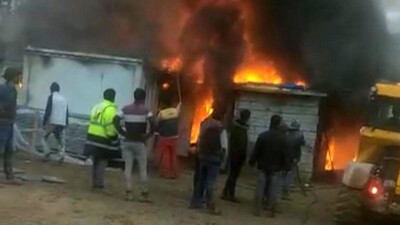 İşçilerin kaldığı 8 konteyner küle döndü