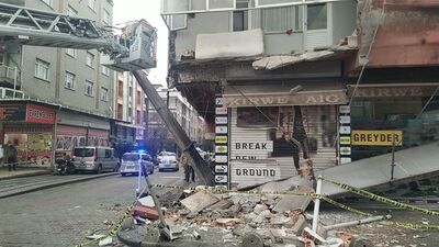 Sultangazi'de binanın balkonu çöktü!