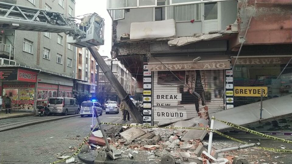 Sultangazi'de binanın balkonu çöktü!