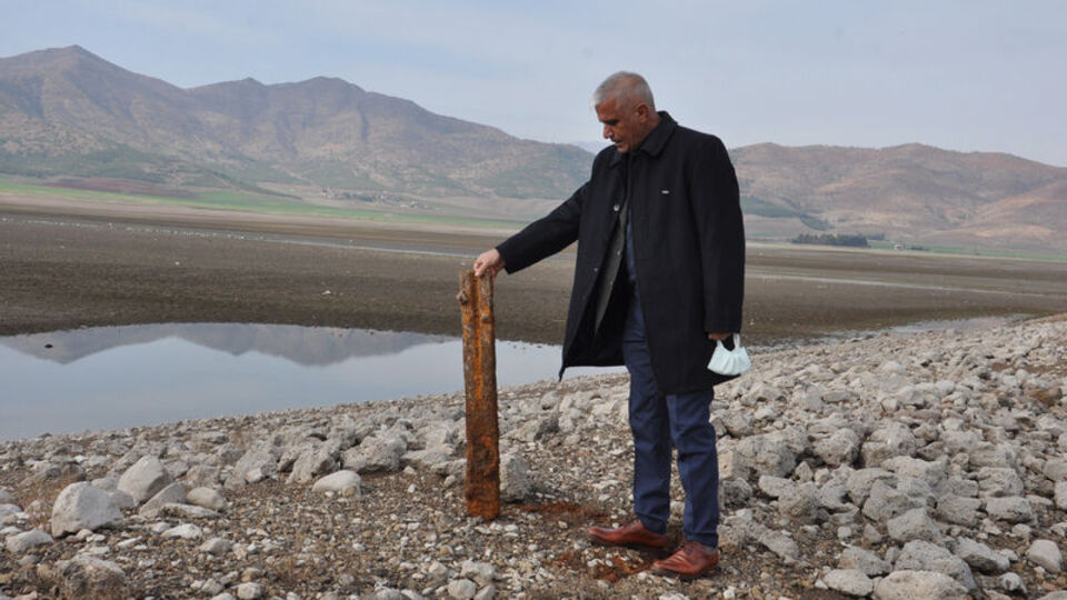 Sular çekilince göründü... Vatandaşlar şaşkınlık yaşadı