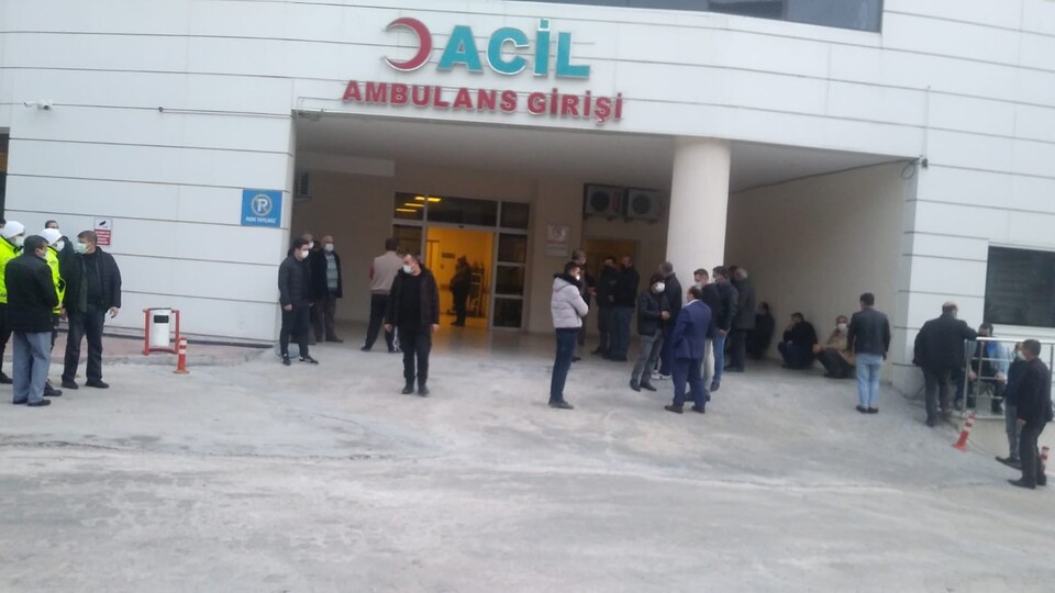 Raylardan geçerken trenin altında kaldı!