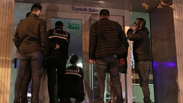 ATM, kartını yutunca bankayı taşladı