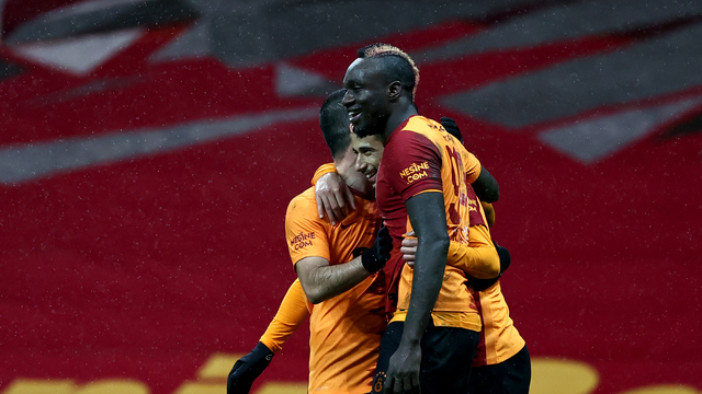 Galatasaray tur peşinde! Terim'in 11'i...