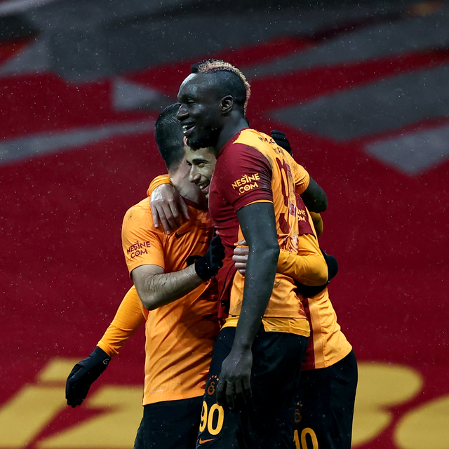 Galatasaray tur peşinde! Terim'in 11'i...
