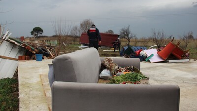 Fırtına konteyner evi uçurdu: 2 yaralı!