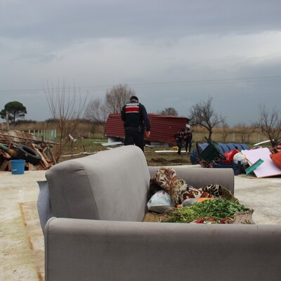 Fırtına konteyner evi uçurdu: 2 yaralı!