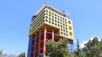 Dünyanın en saçma binası yıkılacak!