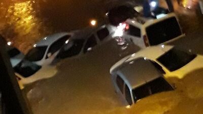 İzmir'i sağanak vurdu