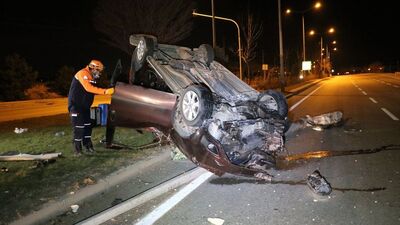 Hafif ticari araç devrildi: 3 yaralı