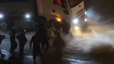 Feci olay! Sel kadını TIR'ın altına sürükledi!