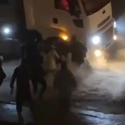 Feci olay! Sel kadını TIR'ın altına sürükledi!