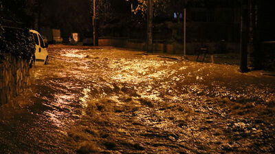 İzmir'i sel vurdu! Evler, dükkanlar ve araçlarda hasar var