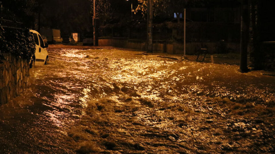 İzmir'i sel vurdu! Evler, dükkanlar ve araçlarda hasar var