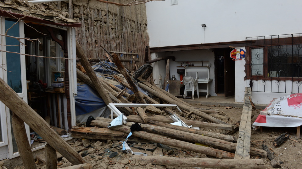 Çöken istinat duvarının altında kaldı!